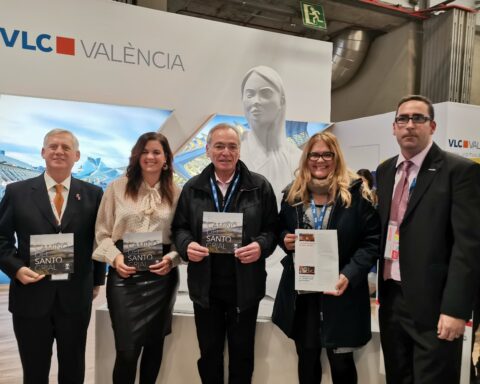 Una foto de un grupo de personas posando para una foto Descripción generada automáticamente