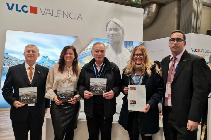 Una foto de un grupo de personas posando para una foto Descripción generada automáticamente