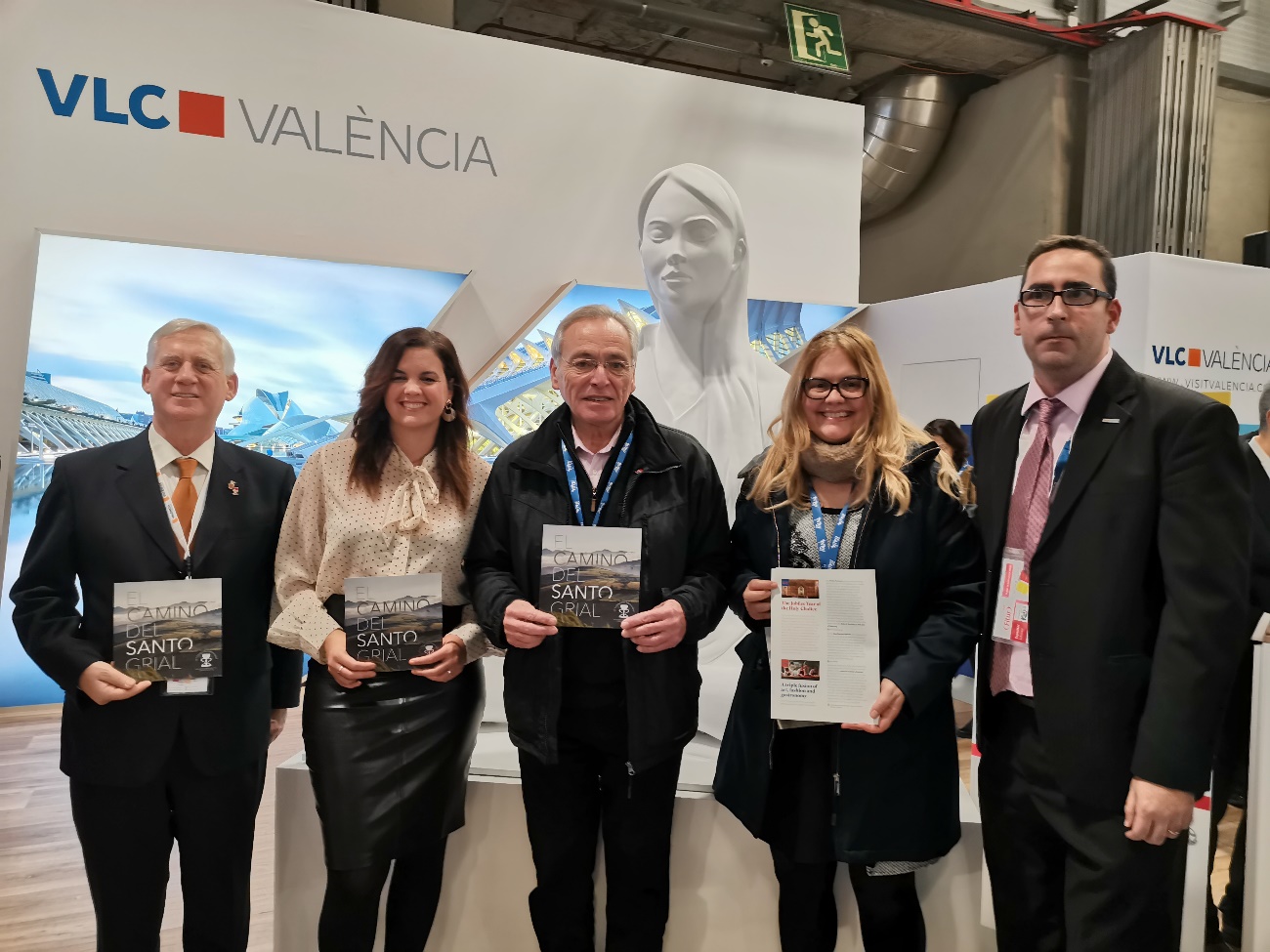 Una foto de un grupo de personas posando para una foto Descripción generada automáticamente