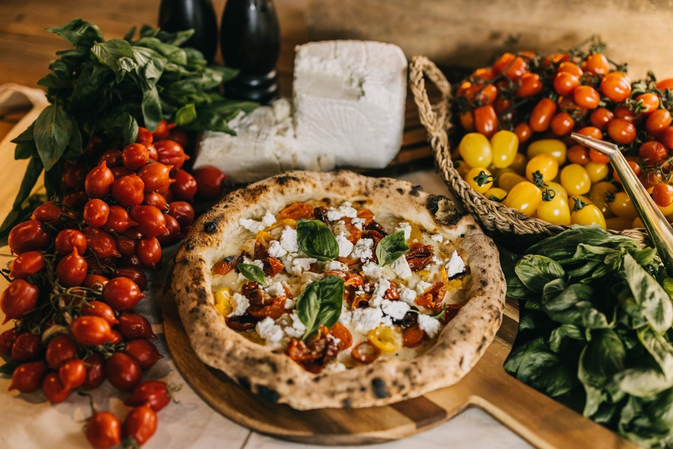 Un plato de comida con verduras Descripción generada automáticamente
